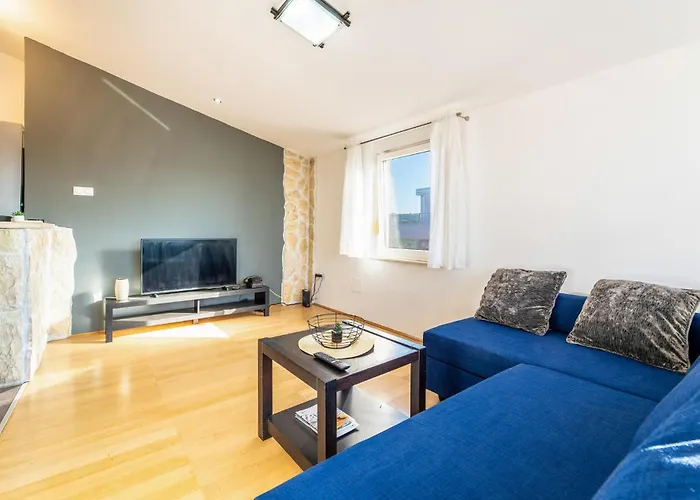 2 Bedroom Gorgeous In Appartamento Zara