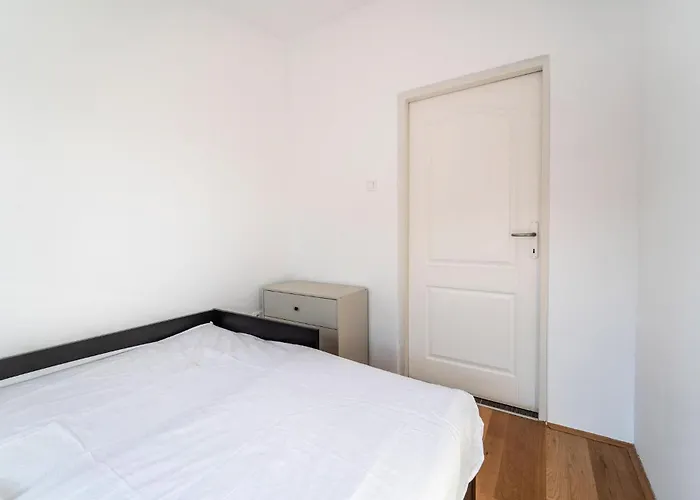 2 Bedroom Gorgeous In Apartment *