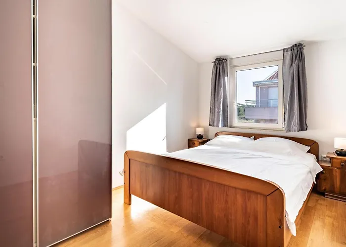 2 Bedroom Gorgeous In Apartment *