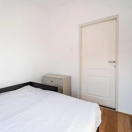 2 Bedroom Gorgeous In Apartament *