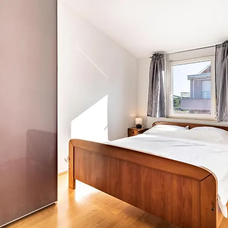 2 Bedroom Gorgeous In Apartament *